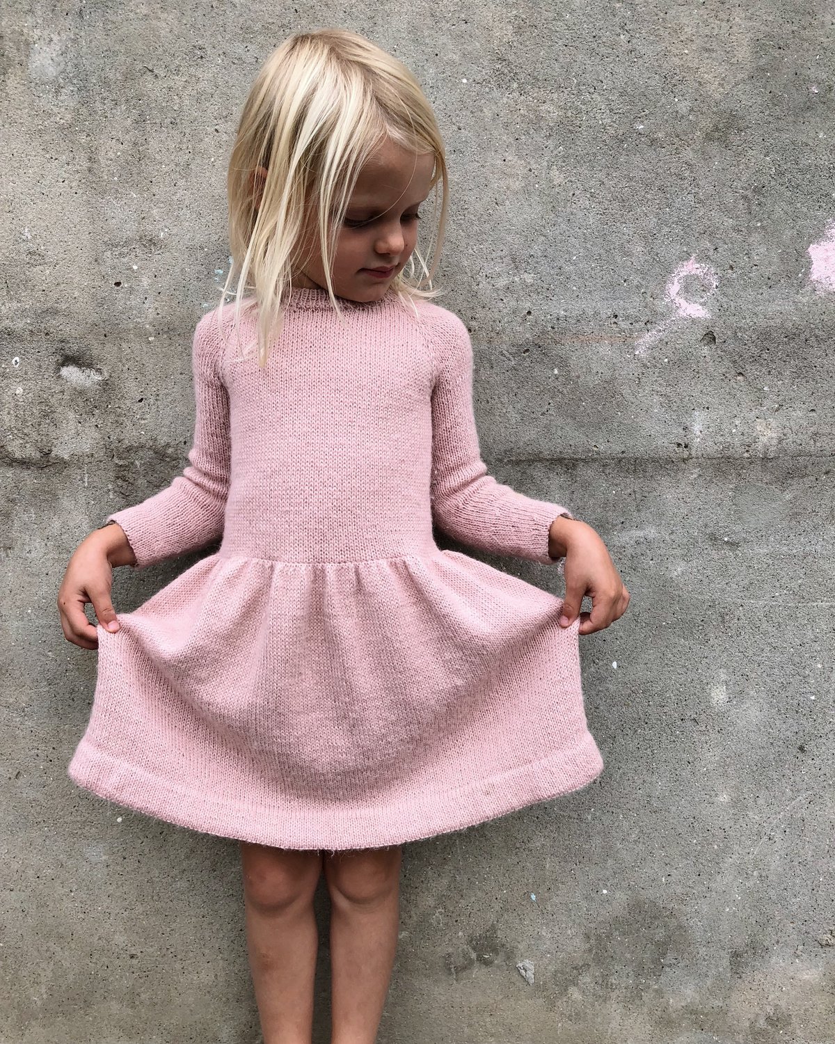 Karlas kjole | petiteKnit | Børn: Mini + Junior Gav'strikken