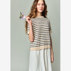 2104 - Model 2 - Marian T-Skjorte