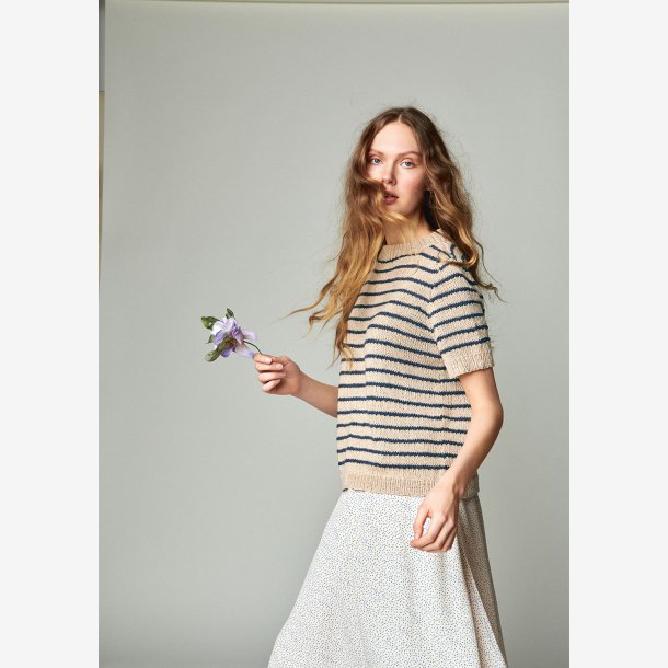 2104 - Model 2 - Marian T-Skjorte