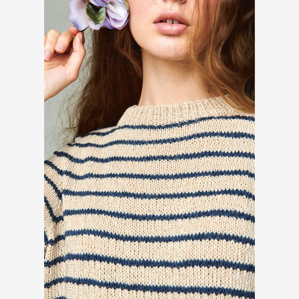 2104 - Model 2 - Marian T-Skjorte