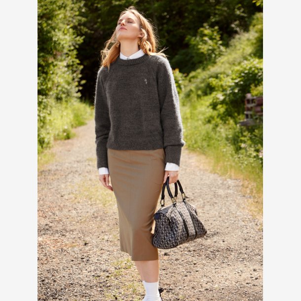 2409 DIY - Model 02 - Sammy Sweater 