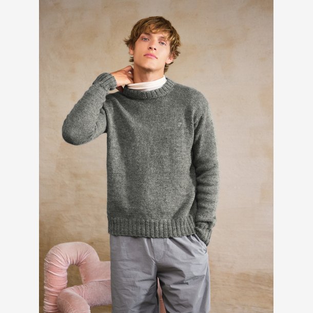 2412 - Model 05 - Brendan Sweater man 