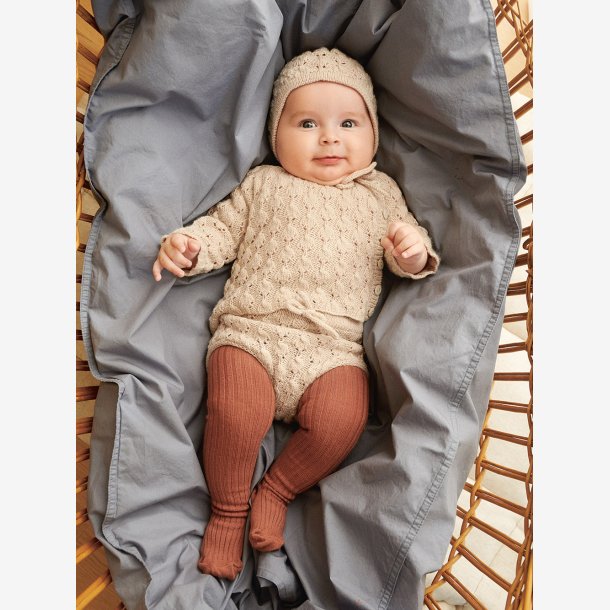 2413 Myk start - Lilja Cardigan, Tights, diaper pants og bonnet 02