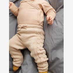 2413 Myk start - Lilja Cardigan, Tights, diaper pants og bonnet 02