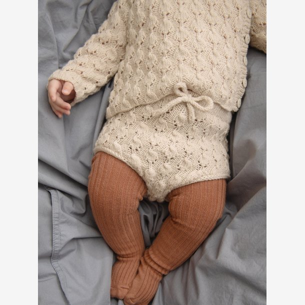 2413 Myk start - Lilja Cardigan, Tights, diaper pants og bonnet 02