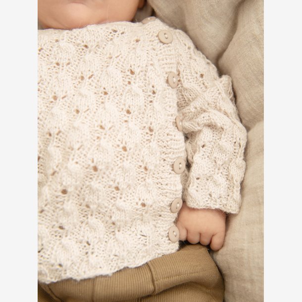 2413 Myk start - Lilja Cardigan, Tights, diaper pants og bonnet 02