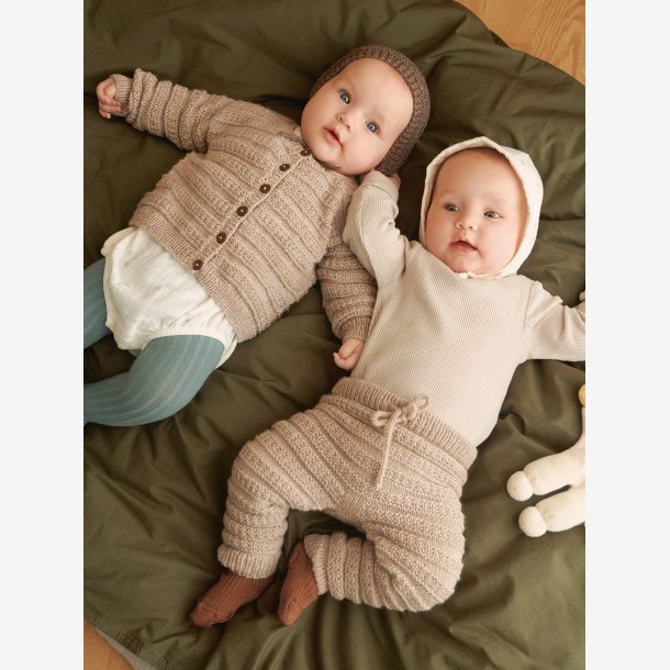 2413 Myk start - Fillip Cardigan, Pants og bonnet 04 