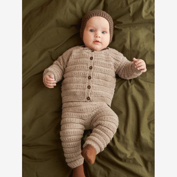 2413 Myk start - Fillip Cardigan, Pants og bonnet 04 