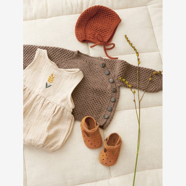 2413 Myk start - April Cardigan, diaper pants og bonnet 05 