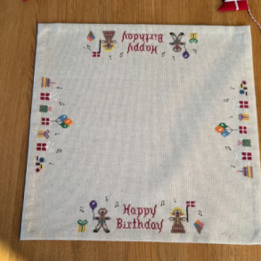 Br�dserviet Happy Birthday - Pomp Stitch 