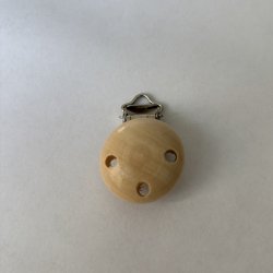 Seleclips i tr med huller til suttesnor 