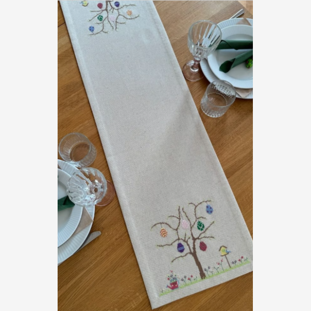 Happy Easter runner - Pomp Stitch 