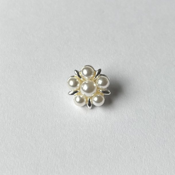 Knap med je 12 mm Slvfarvet og perler 