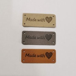 Label i imiteret lder "Made with <3" 