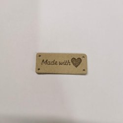 Label i imiteret lder "Made with <3" 