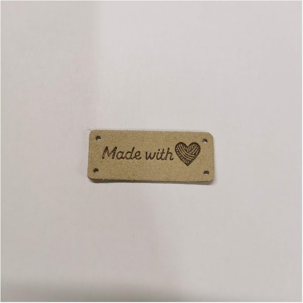 Label i imiteret lder "Made with <3"  Beige