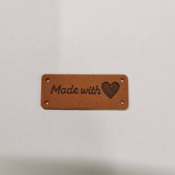 Label i imiteret lder "Made with <3" 