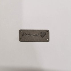 Label i imiteret lder "Made with <3" 