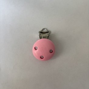 Seleclips i tr med huller til suttesnor 