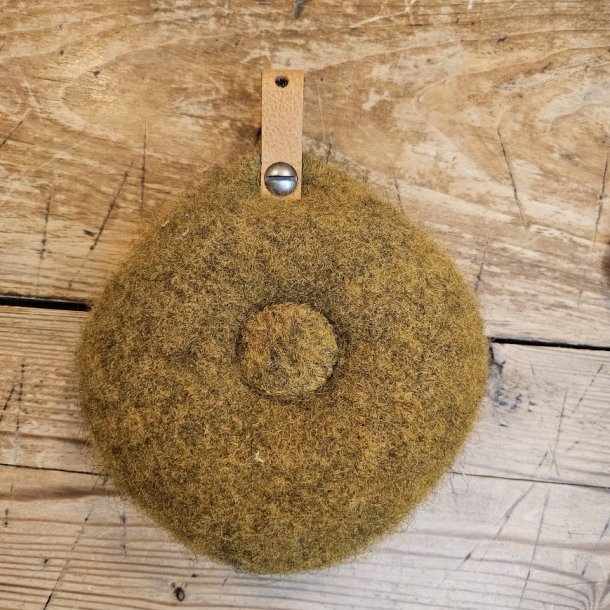 Nlepude med hndbroderet knap