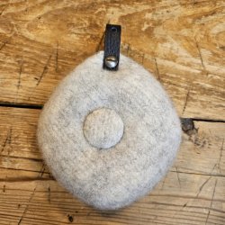 Nlepude med hndbroderet knap