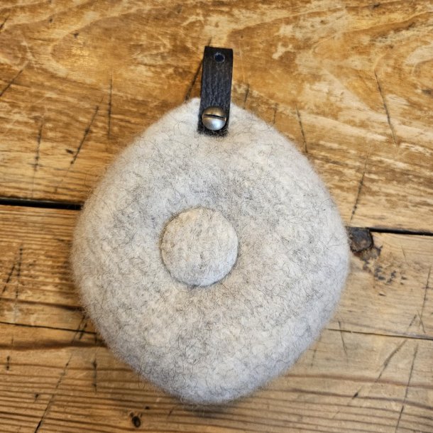 Nlepude med hndbroderet knap