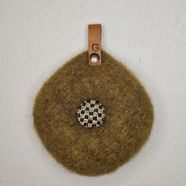 Nlepude med hndbroderet knap