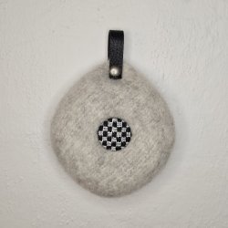 Nlepude med hndbroderet knap