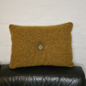 Pude med h�ndbroderet knap