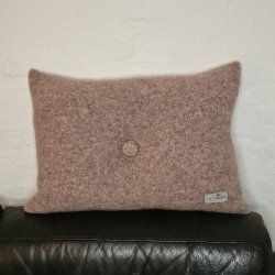 Pude med hndbroderet knap