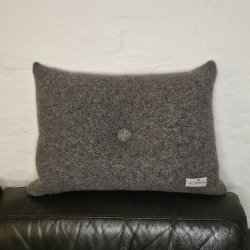 Pude med hndbroderet knap