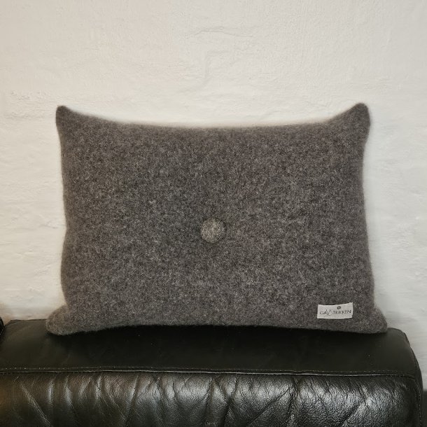 Pude med hndbroderet knap