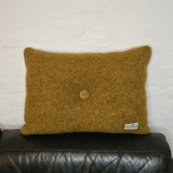 Pude med hndbroderet knap