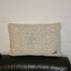 Pude med hndbroderet knap