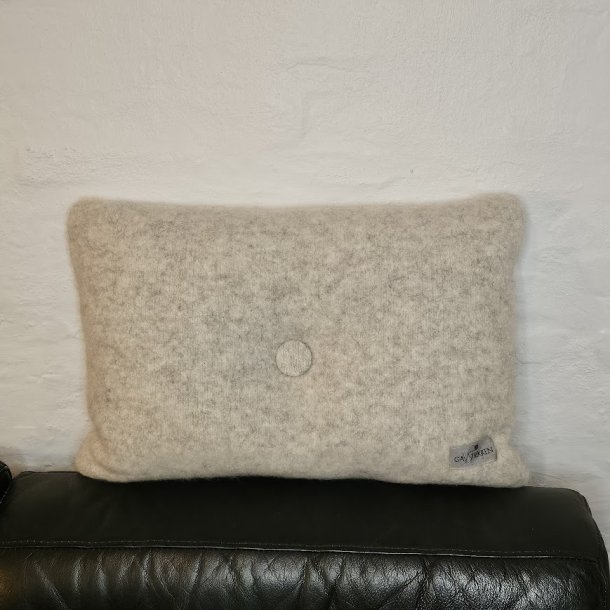 Pude med hndbroderet knap