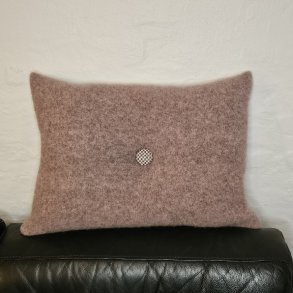 Pude med h�ndbroderet knap