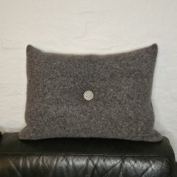 Pude med hndbroderet knap