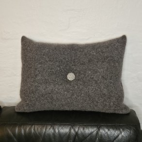 Pude med h�ndbroderet knap