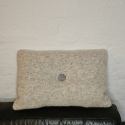 Pude med hndbroderet knap