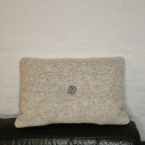 Pude med h�ndbroderet knap