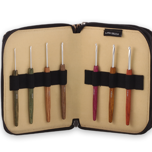 Uld hklenlest med greb i tr fra Lana Grossa 