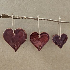 R�de hjerter i keramik