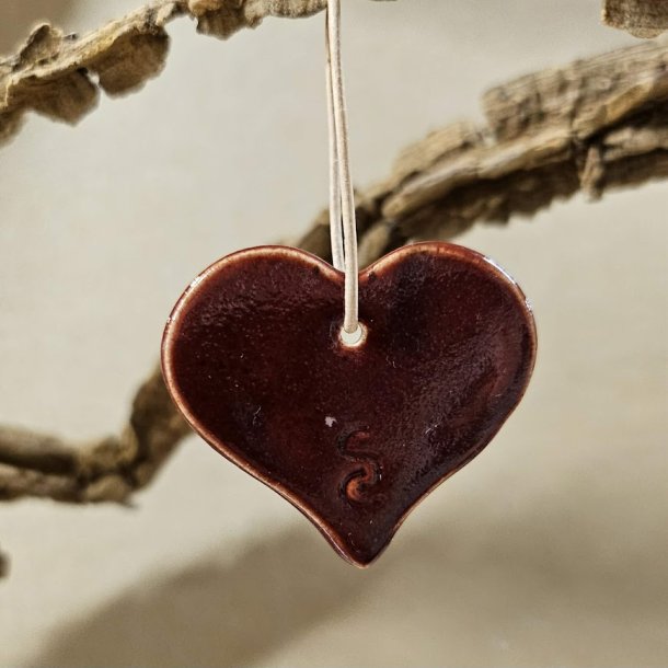R�de hjerter i keramik