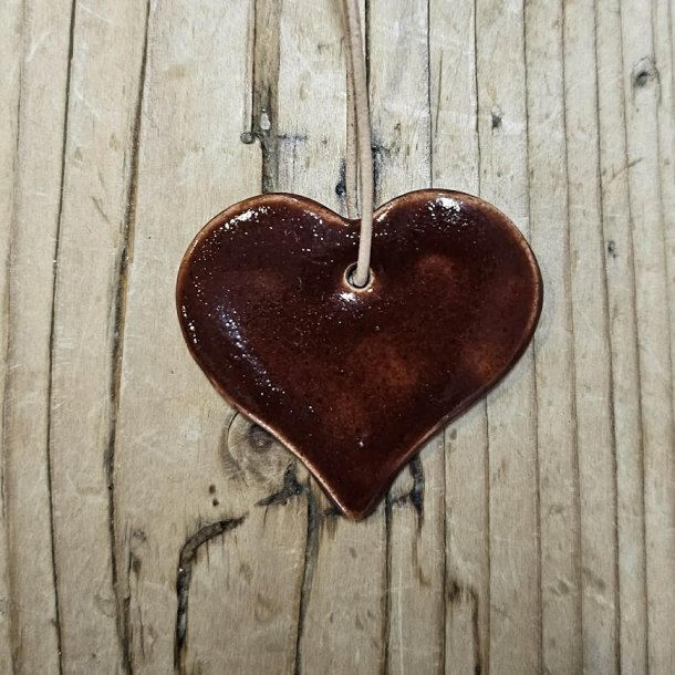 R�de hjerter i keramik