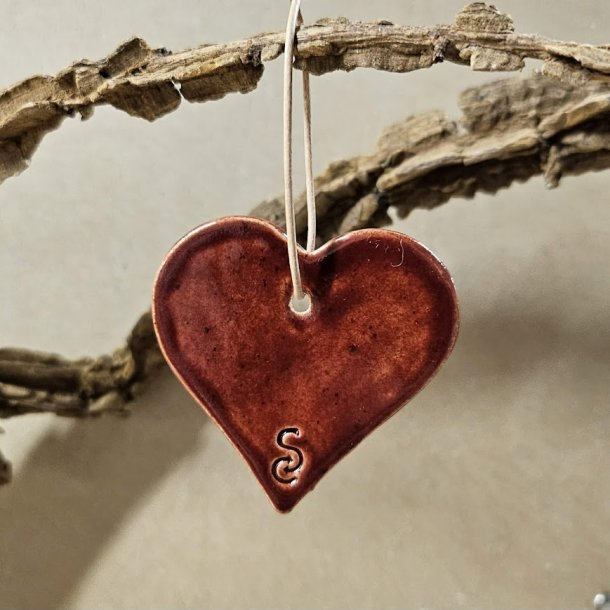 R�de hjerter i keramik