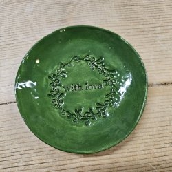 Lille skl i keramik - With Love (grn)