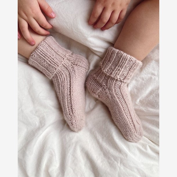 Sunday Socks Junior | Strikkeopskrift fra Petite Knit uden garn